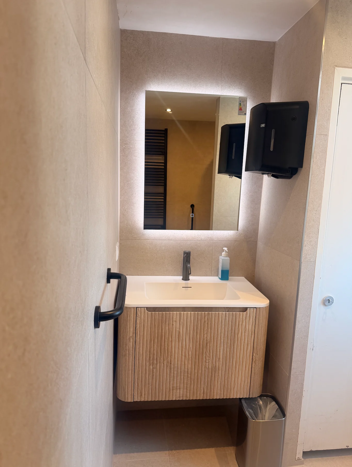Wastafel en spiegel in de gedeelde badkamer