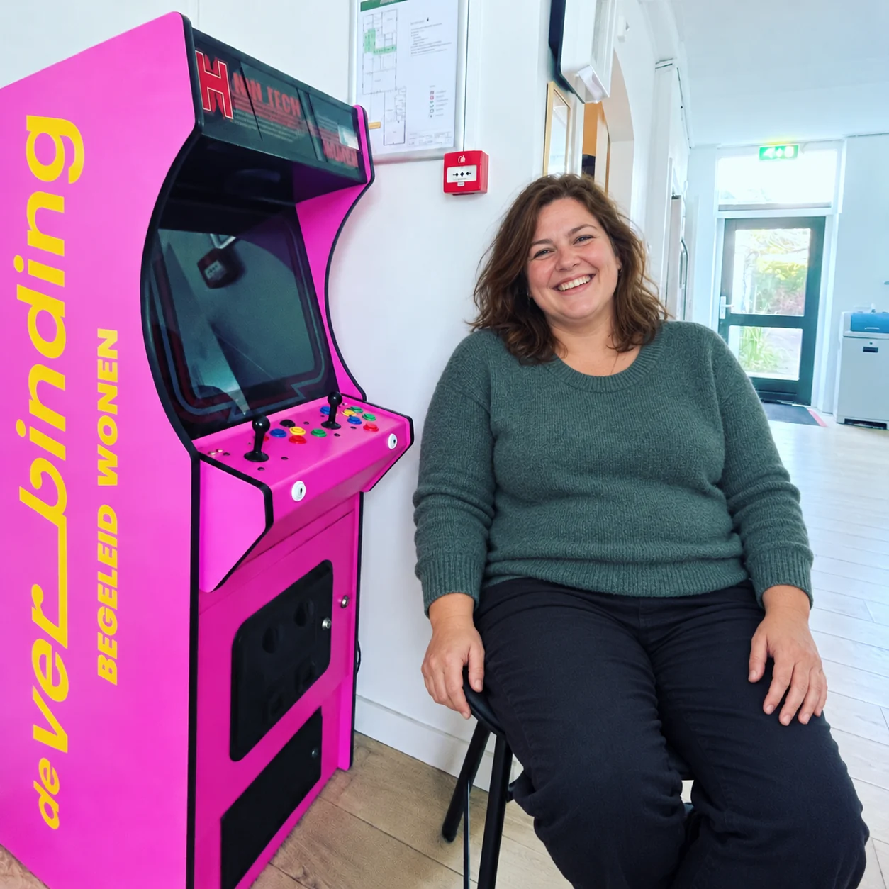 Een vrolijk moment bij de roze spelautomaat van De Verbinding